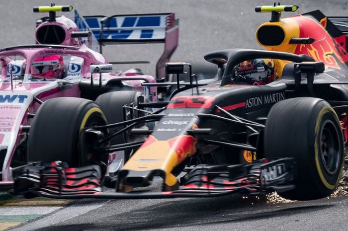 Momen saat mobil pebalap Red Bull Racing, Max Verstappen (kanan) bersenggolan pada GP Interlagos