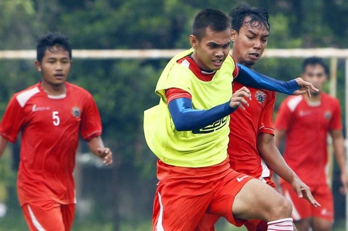 Rezaldi Hehanusa, saat berlatih di Lapangan Villa 2000 di Pamulang, Tangerang Selatan, Senin (25/4/2016).