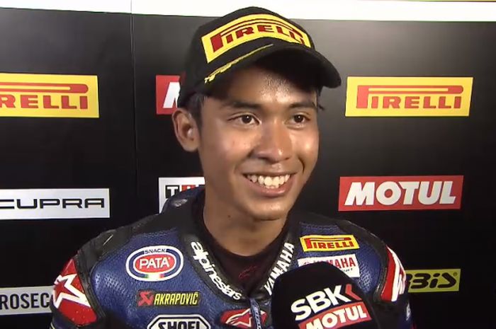 Galang Hendra Pratama saat menjalani wawancara selepas memenangi balapan WorldSSP300 seri Republik C