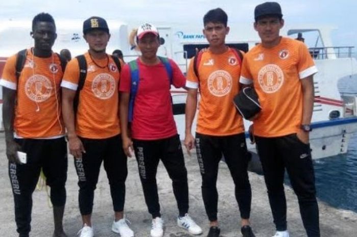 Para pemain Perseru pose bersama sebelum naik kapal cepat di dermaga Serui pada awal Mei 2016. 