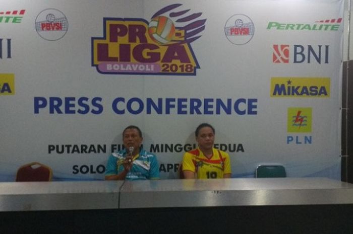 Asisten pelatih Jakarta Elektrik PLN, Abdul Munib (kiri) dan Amasya Manganang memberikan keterangan pada putaran kedua final four Proliga 2018 di GOR Sritex Arena, Solo, Sabtu (7/4/2018).