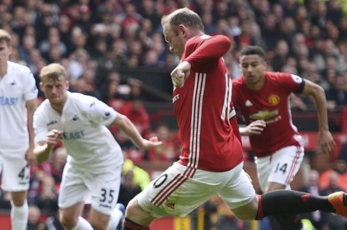 Eksekusi penalti Wayne Rooney untuk Manchester United dalam laga Liga Inggris kontra Swansea di Old Trafford, Jumat (30/4/2017)