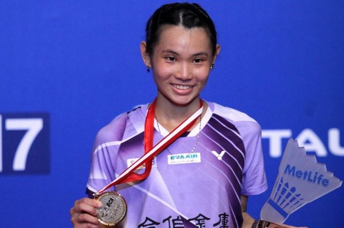 Pebulu tangkis tunggal putri Taiwan, Tai Tzu Ying, berfoto bersama medali dan trofi BCA Indonesia Open Superseries Premier 2016 setelah memenangi laga babak final melawan Wang Yihan (China) 21-17, 21-8 di Istora Gelora Bung Karno, Senayan, Jakarta, Minggu (5/6/2016).