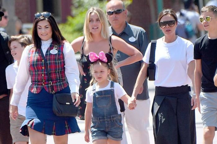 David Beckham bersama keluarga saat berlibur ke Disneyland, Los Angeles, Sabtu (14/4/2018)