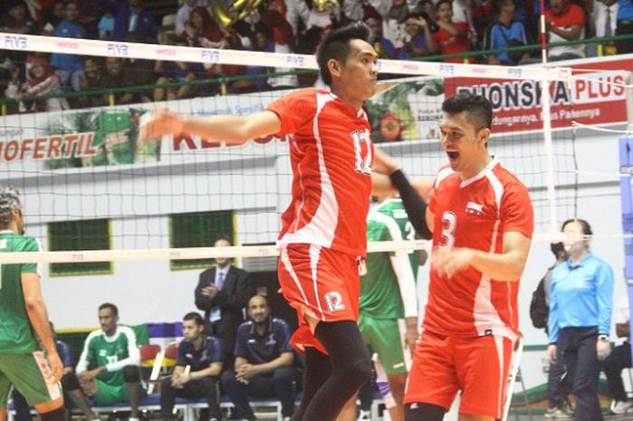 Pebola voli putra Indonesia, Rivan Nurmulki (kiri) dan Sigit Ardianto, bereaksi setelah membuat poin pada laga perdana Grup A  Asian Senior Mens Volleyball Championship 2017 melawan Saudi Arabia di GOR Tri Darma, Gresik, Senin (24/7/2017).