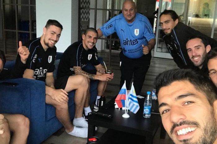 Luis Suarez dan para pemain Timnas Uruguay tengah menikmati teh mate