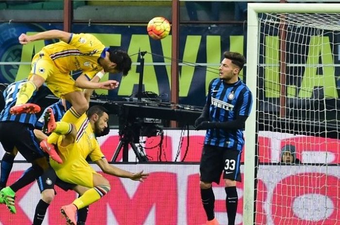 Para pemain Inter Milan dan Sampdoria saling berduel dalam lanjutan Serie A di Stadion Giuseppe Meazza, Sabtu (20/2/2016) waktu setempat atau Minggu dini hari WIB.