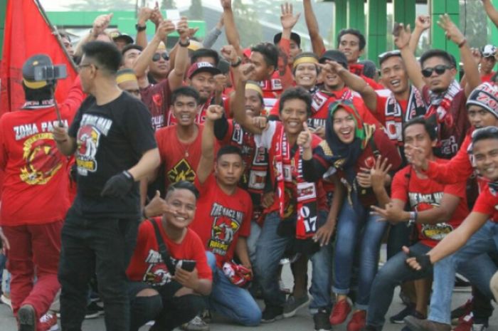 PSM Makassar disambut hangat oleh suporternya, jelang pertandingan kontra Persipura Jayapura, Senin  (4/6/2018)