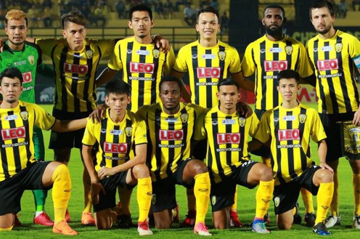 Bek asal Indonesia, Rudolof Yanto Basna (berdiri, kedua dari kanan) berpose dengan pemain Khon Kaen FC jelang laga kontra Lampang FC pada pekan keempat Liga Thailand 2 2018 di Stadion Khon Kaen, 4 Maret 2018. 