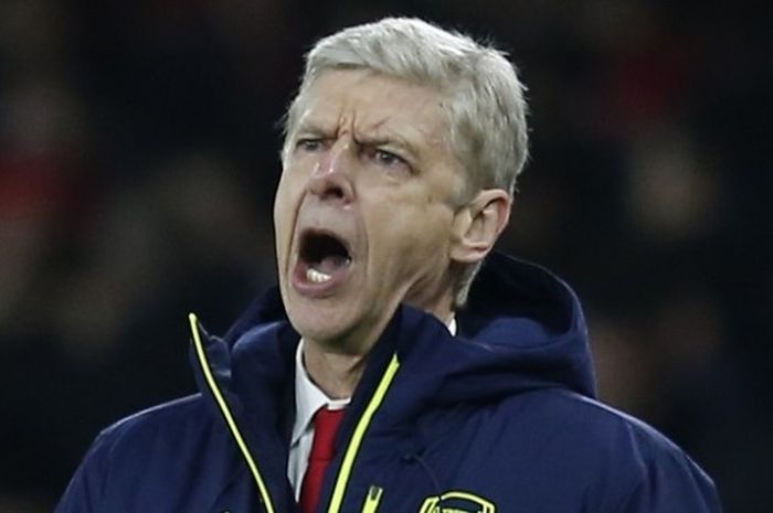  Manajer Arsenal, Arsene Wenger, memberikan instruksi kepada pemainnya, dalam partai Liga Champions kontra Paris Saint-Germain, Rabu (23/11/2016) waktu setempat.  