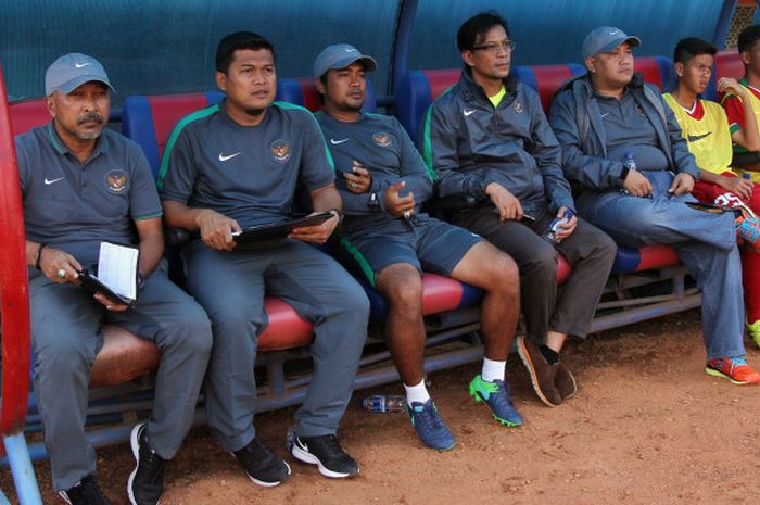 Pelatih Fakhri Husaini (kiri) bersama staf pelatih dan ofisial timnas U-16 Indonesia. 