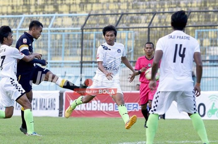 Persekam Metro FC (biru) saat melawan PS Badung dalam laga Liga 2 2016-2017 yang berakhir dengan skor 2-0 di Stadion Kanjuruhan Malang, Jawa Timur (30/04/2017).