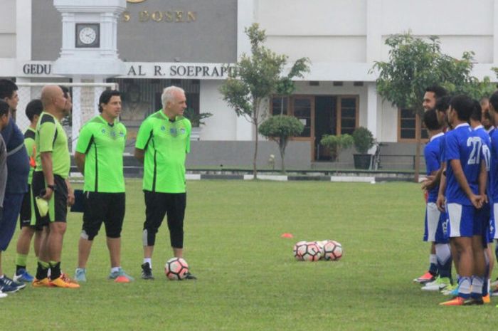 Pelatih baru Persib Bandung, Mario Gomez, memberikan arahan kepada para pemain skuat Maung Bandung pada latihan perdana menyongsong musim 2018 di Lapangan Sesko AD, Kota Bandung, Rabu (13/12/2017).
