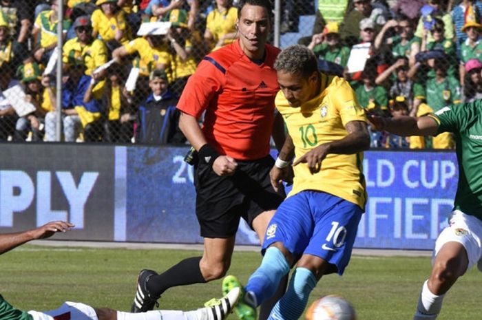 Striker Brasil, Neymar (tengah), melepaskan tembakan dalam laga Kualifikasi Piala Dunia 2018 zona Amerika Selatan kontra Bolivia di Stadion Hernando Siles, La Paz, pada 5 Oktober 2017.