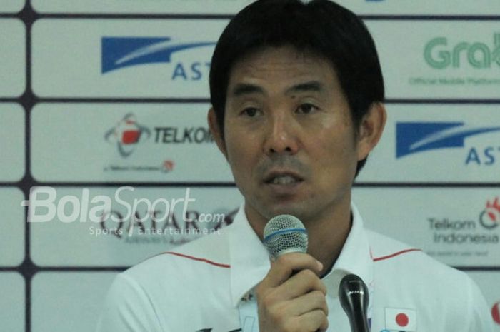 Pelatih timnas U-23 Jepang, Hajime Moriyasu saat memberikan keterangan pers usai final sepak bola Asian Games di Stadion Pakansari, Bogor, Sabtu (1/9/2018).