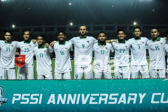Para pemain timnas U-23 Indonesia berjejer sebelum kick-off laga PSSI Anniversary Cup 2018 kontra timnas u-23 Korea Utara di Stadion Pakansari, Bogor, pada 30 April 2018.