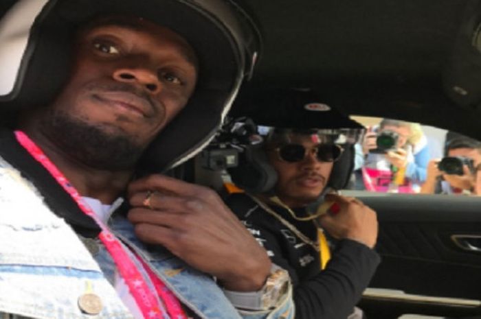 Usain Bolt (kiri) mencicipi pengalaman berkendara bersama Lewis Hamilton (kanan) di Circuit of the Americas, Minggu (22/10/2017), sebelum balapan F1 GP Amerika Serikat dimulai.