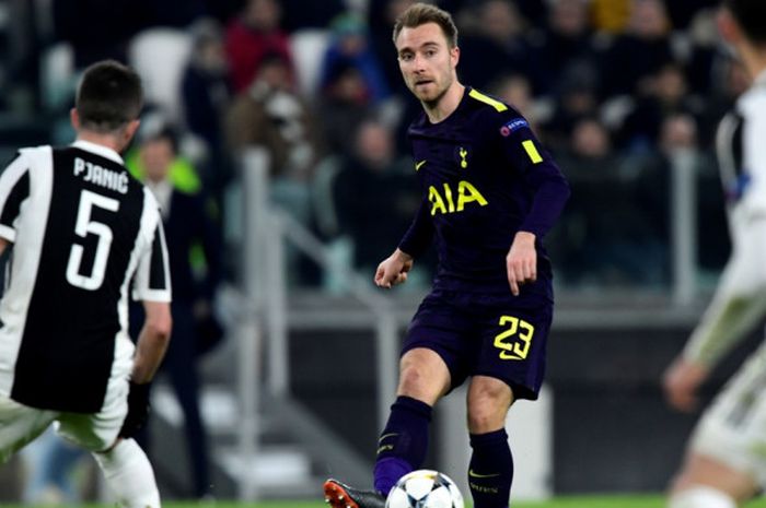 Gelandang Tottenham Hotspur, mengeksekusi tendangan bebas yang berujung gol pada laga leg pertama babak 16 besar Liga Champions di Allianz Stadium, Selasa (13/2/2018) waktu setempat.