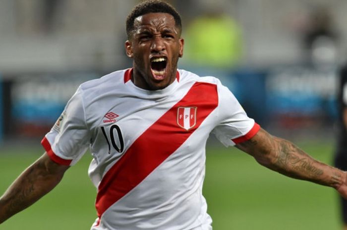 Aksi selebrasi penyerang timnas Peru, Jefferson Farfan, dalam partai play-off Piala Dunia 2018 lawan Selandia Baru di Lima, Peru, 15 November 2017.