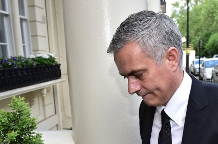 Jose Mourinho tiba di kediamannya di London setelah diumumkan sebagai Manajer Manchester United, Jumat (27/5/2016).