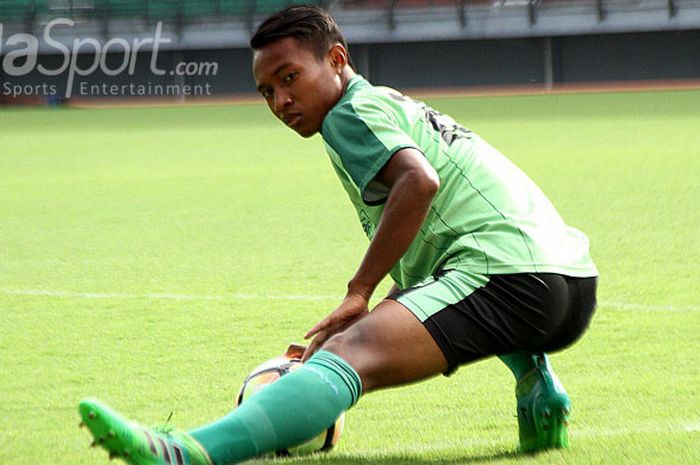 Pemain muda Persebaya, M. Irvan Febrianto saat melakukan peregangan otot sebelum menjalani latihan di Gelora Bung Tomo, Rabu (22/2/2018), menjelang keberangkatan ke Kalimantan untuk mengikuti turnamen Piala Gubernur Kaltim 2018.