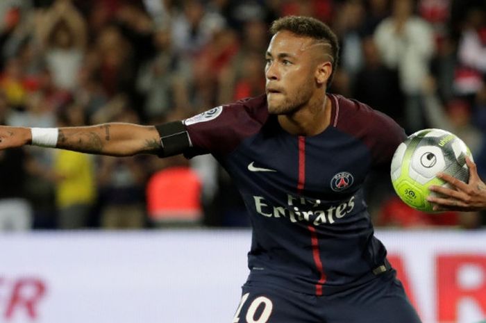 Neymar merayakan gol Paris Saint-Germain (PSG) ke gawang Toulouse pada partai Ligue 1, kasta pertama Liga Perancis, di Stadion Parc des Princes, 20 Agustus 2017.