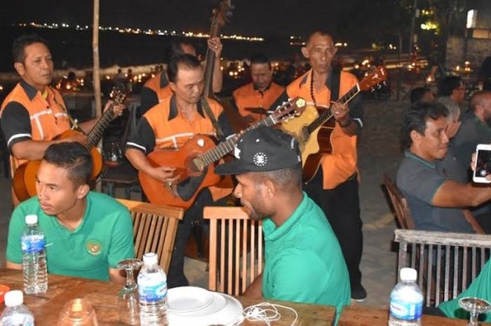 Para pemain, pelatih, dan ofisial timnas U-22 Indonesia menikmati alunan musik dari band pengiring saat makan malam di sebuah restoran yang ada di kawasan Pantai Jimbaran, Bali, Rabu (24/5/2017).