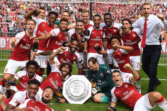 Per Mertesacker berfoto dengan busana necis kala Arsenal menjuarai Community Shield 2017 di Stadion Wembley (6/8/2017)