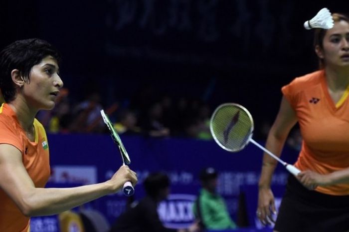 Pasangan ganda putri India, Jwala Gutta (kanan)/Ashwini Ponnappa, bertahan dari serangan pasanagn Th