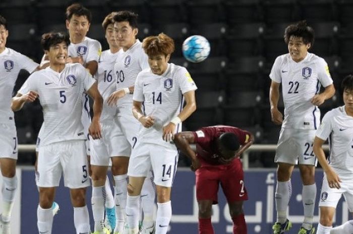 Para pemain timnas Korea Selatan (kaus putih) dalam laga kontra timnas Qatar.