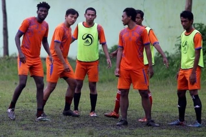 Para pemain Persema dalam sesi latihan di lapangan Cengger Ayam, Malang, Kamis (27/10/2016) sore. 