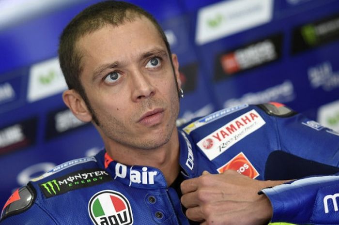 Pebalap tim Movistar Yamaha, Valentino Rossi, saat bersiap dalam sesi latihan bebas MotoGP Malaysia, Jumat (27/10/2017).