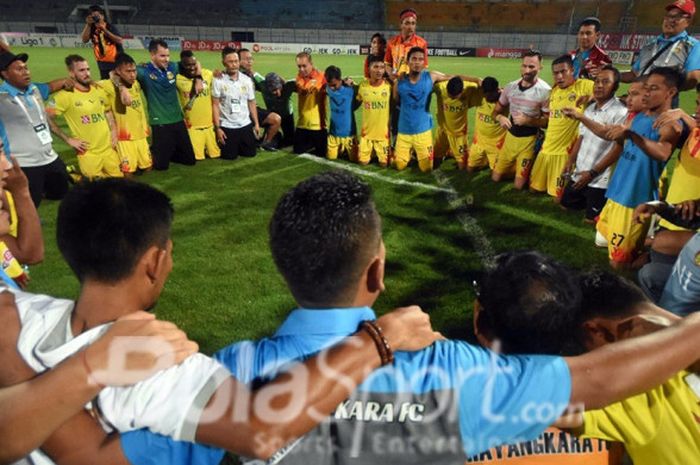 Ofisial dan pemain Bhayangkara FC saat merayakan Juara Liga 1 setelah menang atas Madura United di Stadion Bangkalan, Madura, Rabu (8/11/2017) malam.