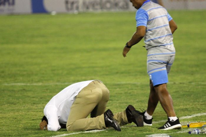 Pelatih Persis Solo, Widyantoro, sujud syukur.