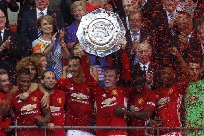 Manchester United merayakan gelar juara Community Shield setelah mengalahkan Leicester City di Wembley Stadium, London, Inggris, 7 Agustus 2016.