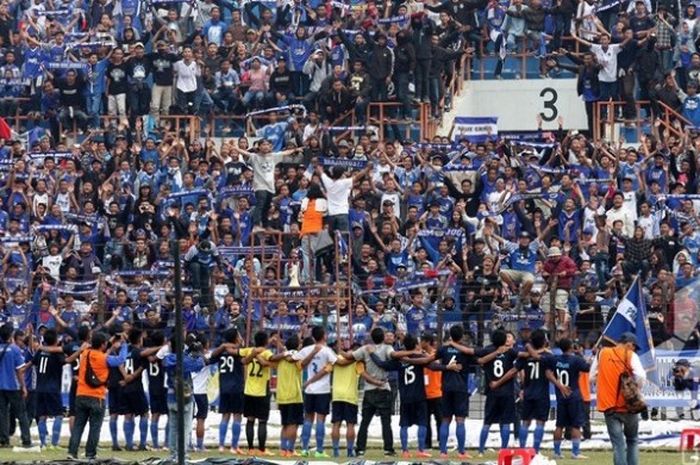 Para pemain PSIM memberikan penghormatan ke pendukungnya usai menang 3-0 atas Persipur Purwodadi di Stadion Sultan Agung, Bantul, 7 Mei 2016. 