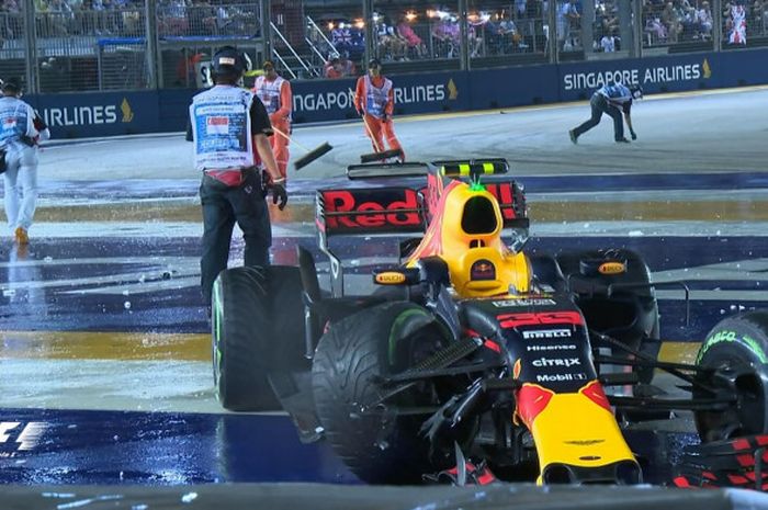 Mobil tim Red Bull yang dikendari Max Verstappen mengalami kerusakan parah setelah terlibat tabrakan dengan pebalap Ferrari, Kimi Raikkonen pada balapan F1 GP Singapura (17/9/2017).