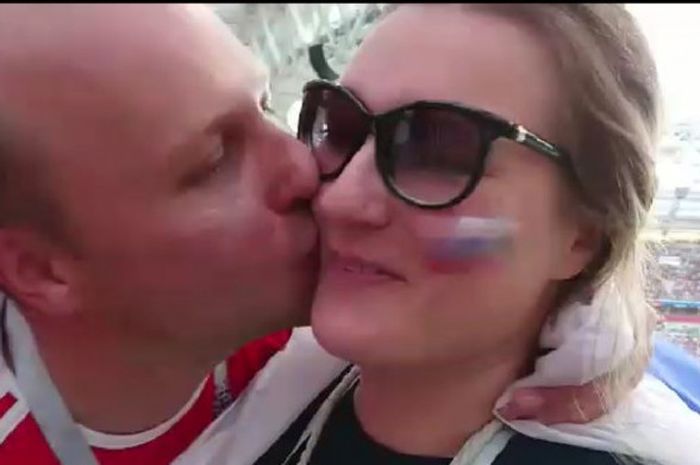 Ekspresi kegembiraan fans Rusia yang turut menyaksikan laga 16 besar Piala Dunia 2018 antara Rusia vs Spanyol di Stadion Luzhniki, Minggu (1/7/2018)