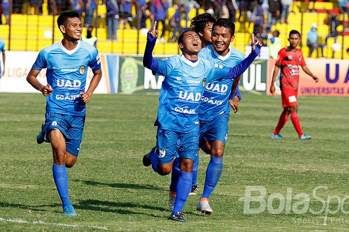 Pemain PSIM Yogyakarta, Dicky Prayoga dkk, melakukan selebrasi seusai mencetak gol ke gawang PSBI Blitar dalam laga lanjutan Liga 2 di Stadion Sultan Agung, Bantul, Sabtu (26/8/2017).