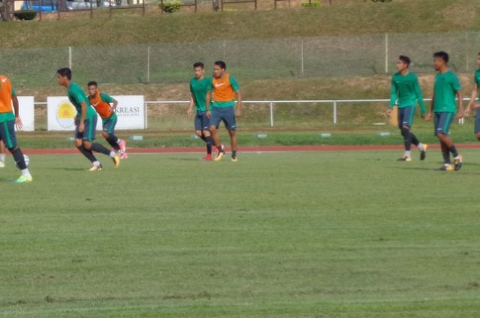 Penyerang timnas U-22 Indonesia, Ezra Walian (tengah) memakai rompi oranye pada sesi game internal latihan di Stadion UKM, Bangi, Selangor, Senin (14/8/2017). 