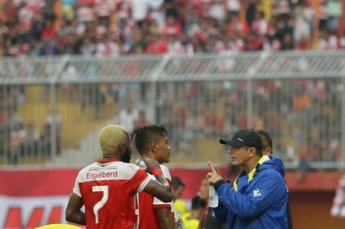 Pelatih Madura United, Gomes de Oliviera (bertopi) memberikan arahan ke anak asuhnya saat berlaga kontra Semen Padang di Stadion Gelora Ratu Pamelingan, Pamekasan, Kamis (1/12/2016). 