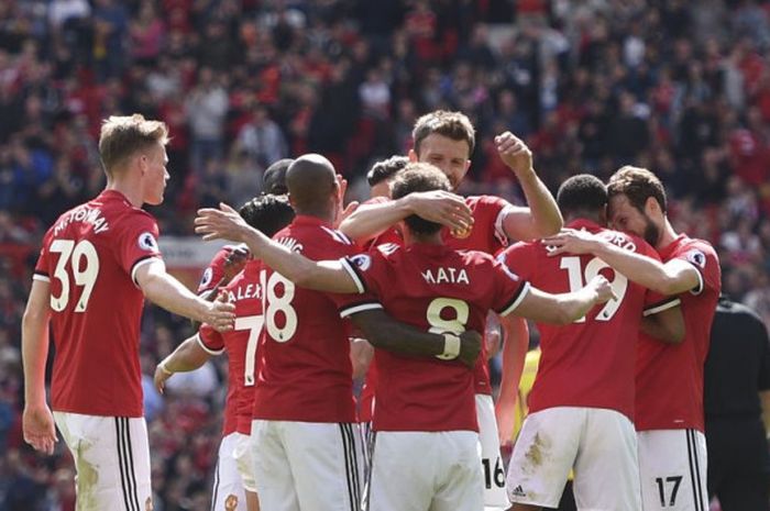 Para pemain Manchester United merayakan gol ke gawang Watford  pada laga Liga Inggris di Stadion Old Trafford, Manchester, Minggu (13/5/2018).