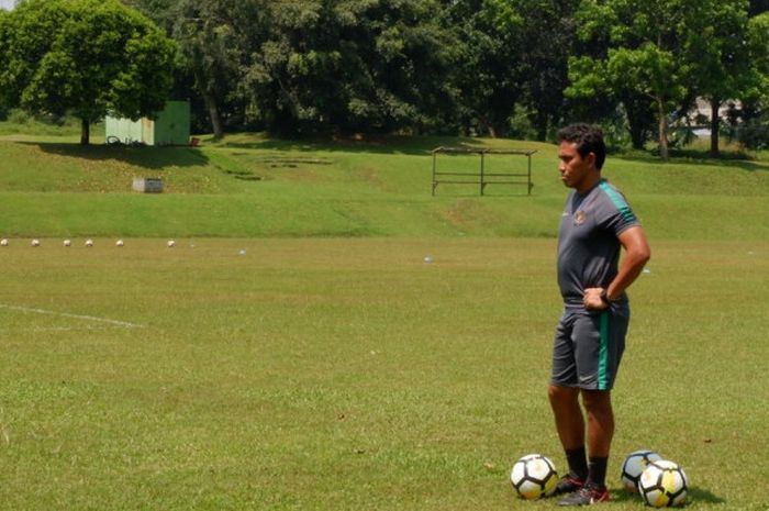 Asisten pelatih timnas Indonesia, Bima Sakti, mengamati latihan anak asuhnya di Lapangan Jagorawi Golf & Country Club, Selasa (1/5/2018). 