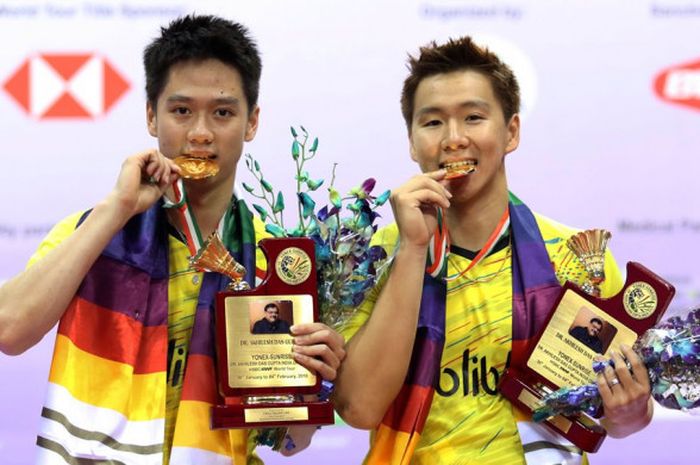 Pasangan ganda putra nasional Indonesia, Marcus Fernaldi Gideon/Kevin Sanjaya Sukamuljo, berpose dengan medali emas yang mereka raih setelah menjuarai India Terbuka 2018 di Siri Fort Indoor Stadium, New Delhi, India, Minggu (4/2/2018).