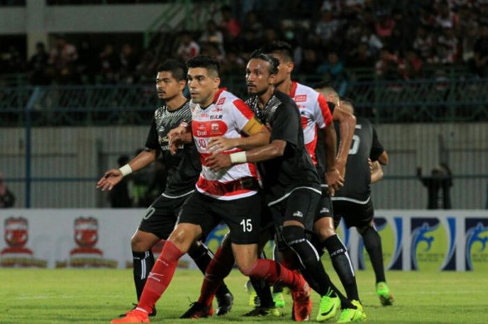 Madura United harus puas dengan hasil imbang 2-2 melawan Persija Jakarta, pada ajang Suramadu Super Cup 2018, di Stadion Gelora Bangkalan, Madura, Senin (8/1/2018).