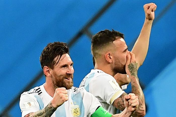 Megabintang Argentina, Lionel Messi (kiri), merayakan kemenangan timnya atas Nigeria dalam laga Grup D Piala Dunia 2018 di Saint Petersburg Stadium, Saint Petersburg, Rusia pada 26 Juni 2018.
