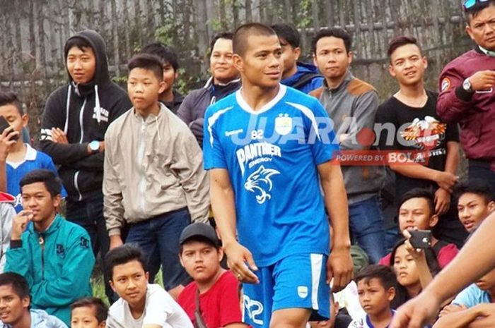 Striker Persib Bandung, Tantan, saat mengikuti sesi latihan tim.