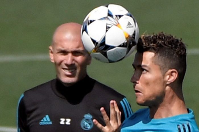  Pelatih Real Madrid, Zinedine Zidane (kiri), melihat Cristiano Ronaldo beraksi dalam sesi latihan di Madrid, Spanyol pada 22 Mei 2018. 