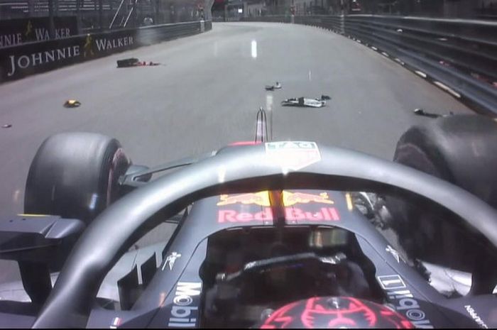 Max Verstappen menabrak dinding sirkuit saat menikung di sesi latihan bebas tiga GP Monaco pada Sabtu (26/5/2018)