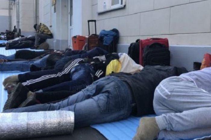 Penggemar Nigeria tidur di depan gedung Kedutaan Besar negaranya yang berada di Rusia.